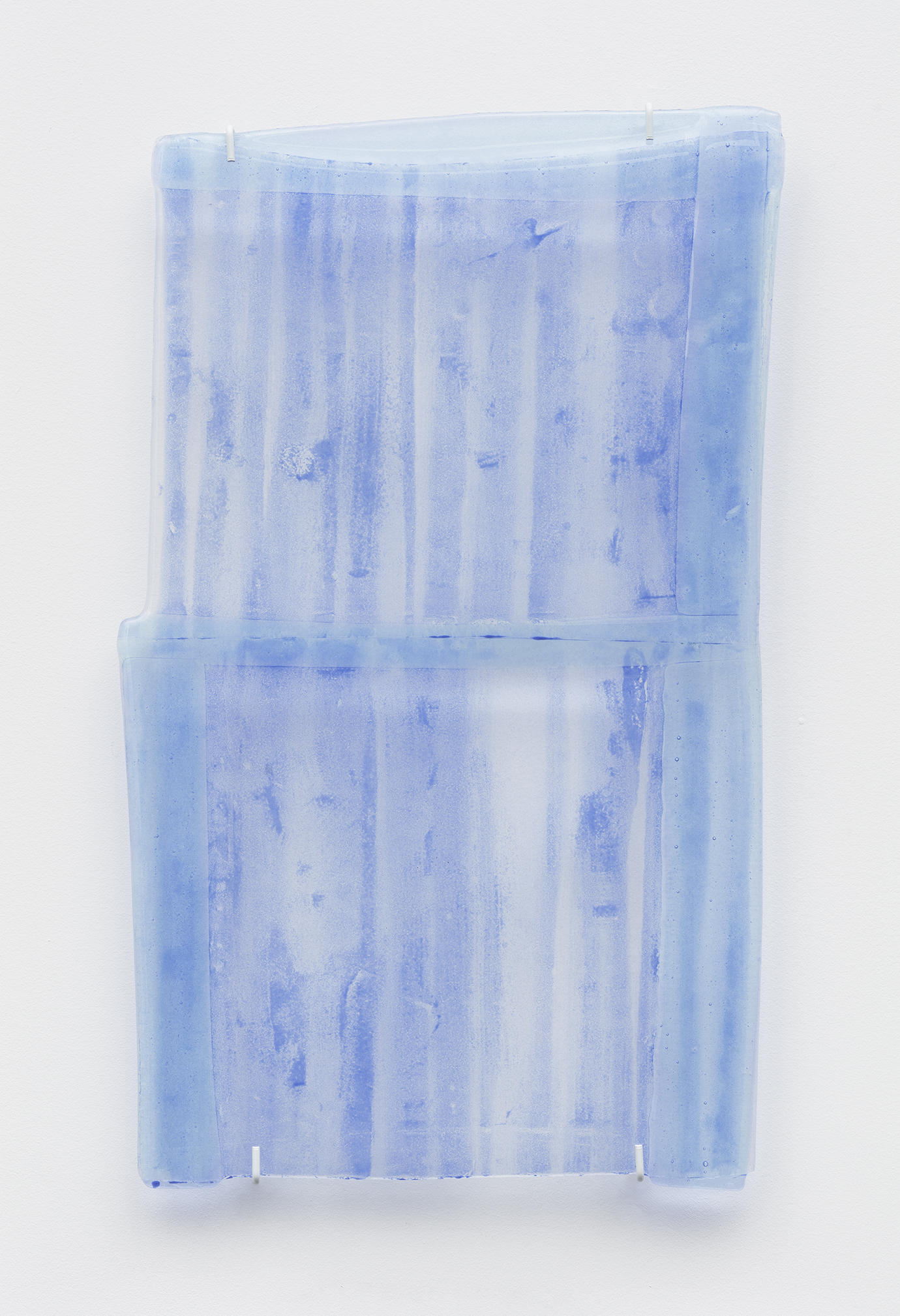 Sam Moyer, Small Bond No. XXVIII, 2018, fused glass, 19-7/8 x 11-7/8”  © Sam Moyer  Courtesy: the artist and Sean Kelly, New York